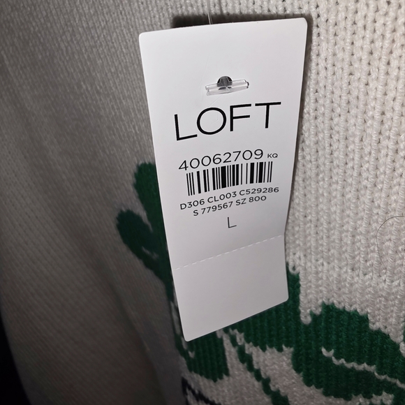 🍀NWT. LOFT Cream Sweater with Green Clover Design - Picture 3 of 4
